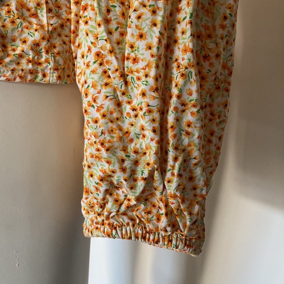 🌟 2/$10 Old Navy Yellow Floral Wrap Blouse - Picture 3 of 5